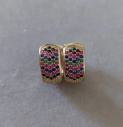 Brinco banhado a ouro com pedras coloridas de zirconia