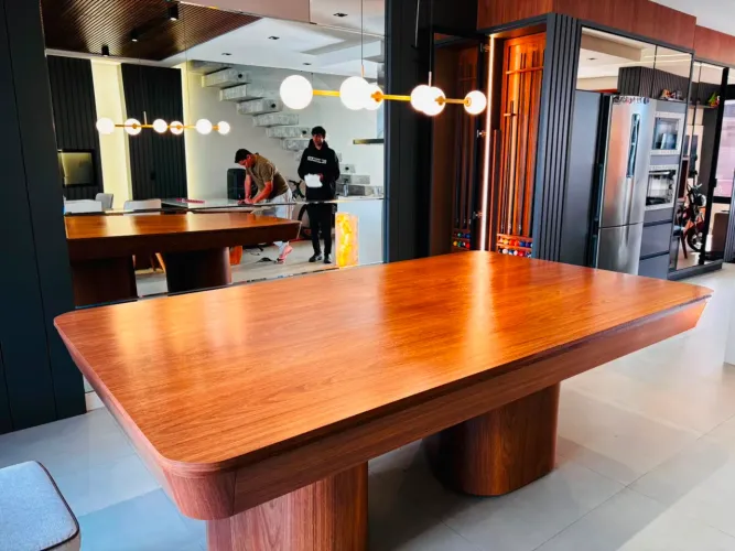 Mesa de sinuca e jantar de alto padrão