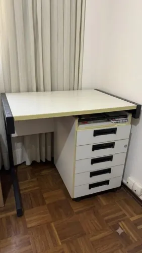 Mesa com gaveteiro