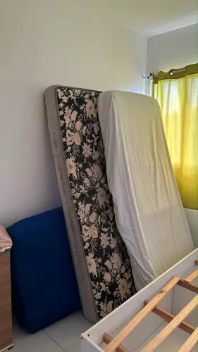Cama Casal + 2 colchões de solteiro 