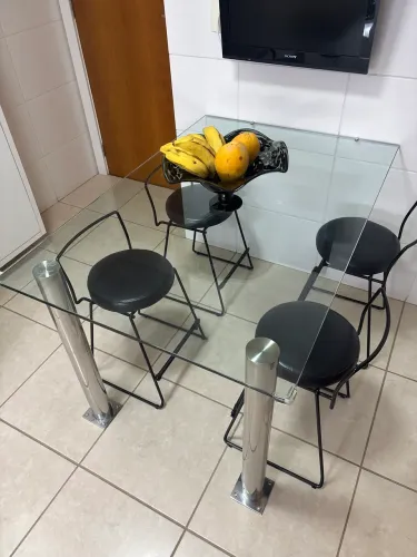 Mesa de vidro para parede com 4 baquetas