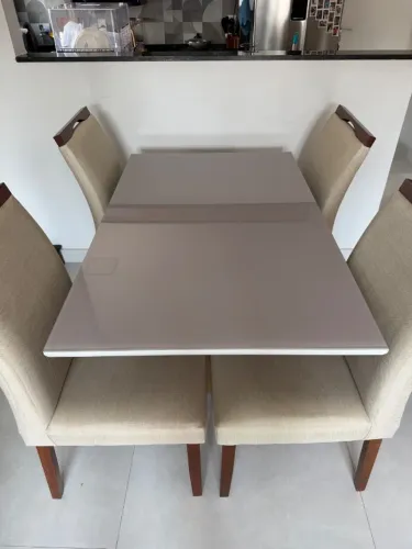 Mesa de jantar com 04 cadeiras
