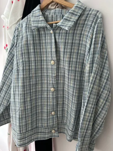 Bomber em tweed azul com botões perolados Plus Size 