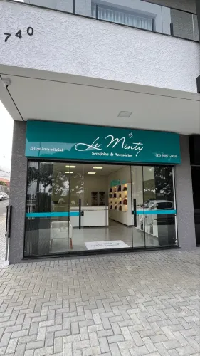Loja de Semijoias e Acessórios Completa à Venda - R$ 120 Mil