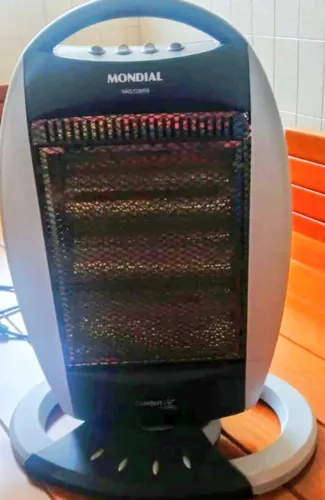 Aquecedor Halógeno Mondial Comfort Air Modelo A-07 com potência de 1200W.