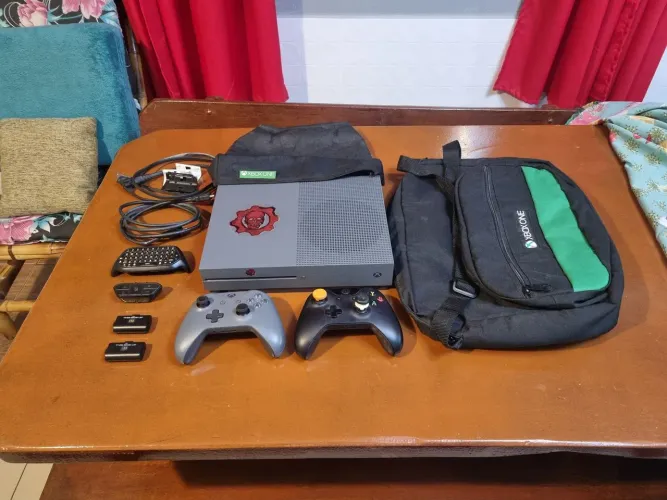 Xbox One S Storm Gray + Acessórios (venda/troca)