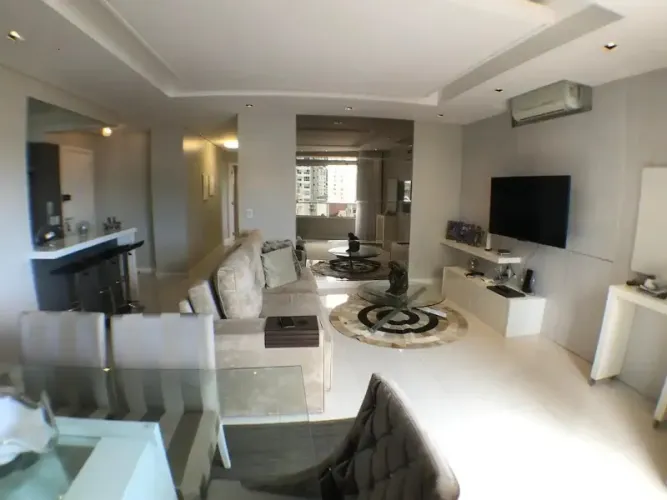 ÓTIMO APARTAMENTO NO CENTRO DE BALNEÁRIO CAMBORIÚ