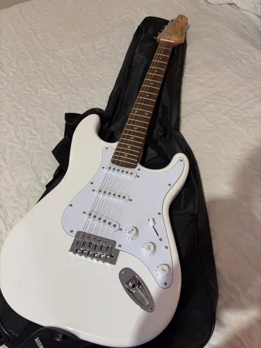 Guitarra com pedaleira e amplificador