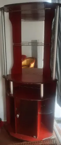 Barzinho de madeira com espelho