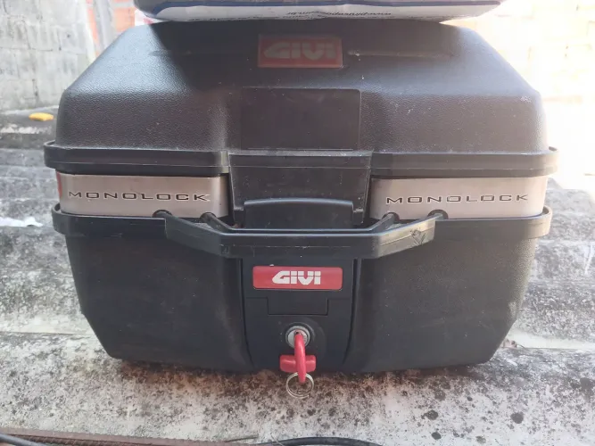 Vendo Baú de moto, e capa de chuva tamanho G