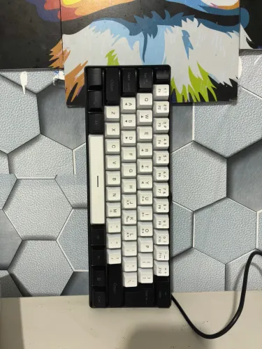 teclado gamer 60% RGB preto e branco