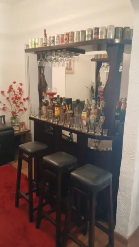 ADEGA COMPLETA COM BEBIDAS E BANQUETAS