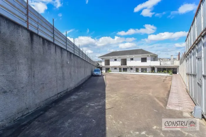 Ampla residência com dois pavimentos