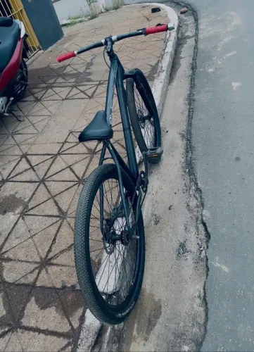 Vendo bicicleta aro 29, unico defeito é que o freio nao está pegando mais é barato