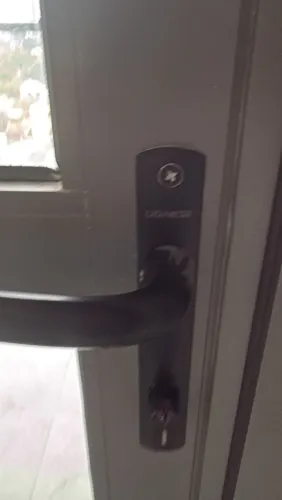 Porta alumínio com fechadura Udinese