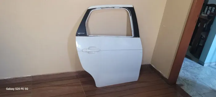 Vendo um porta traseira do qrade Siena nova f. *