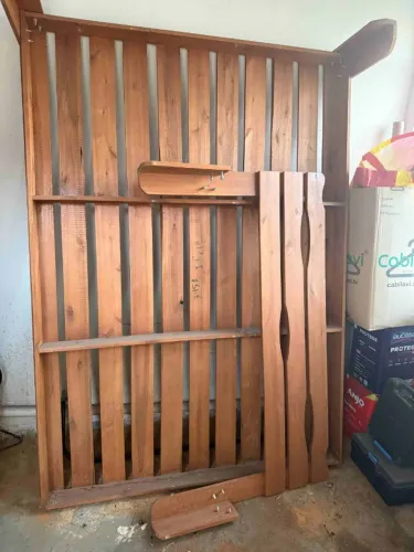 Cama de casal em madeira maciça