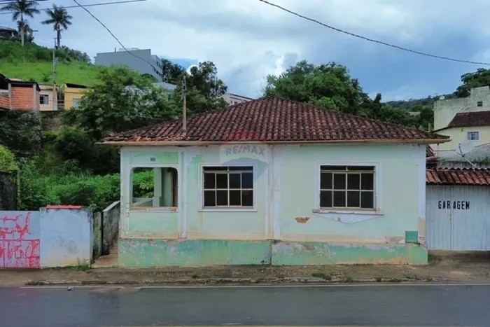 Duas casas à venda em amplo terreno na área central de Mercês/MG