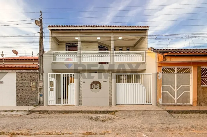 Casa com 2 pavimentos e 4 quartos sendo 2 suítes, Tomba - Feira de Santana - BA