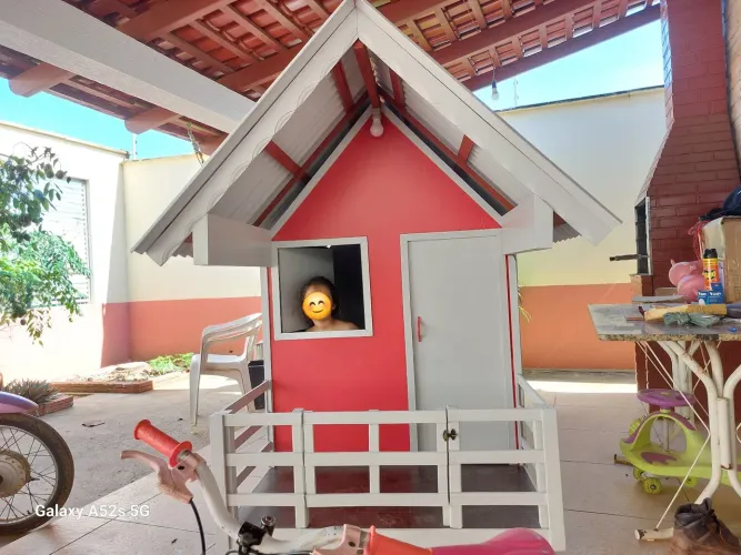 Casinha para criança. Feito com maderite plastificado 2.20X1.10 e madeira aplainada