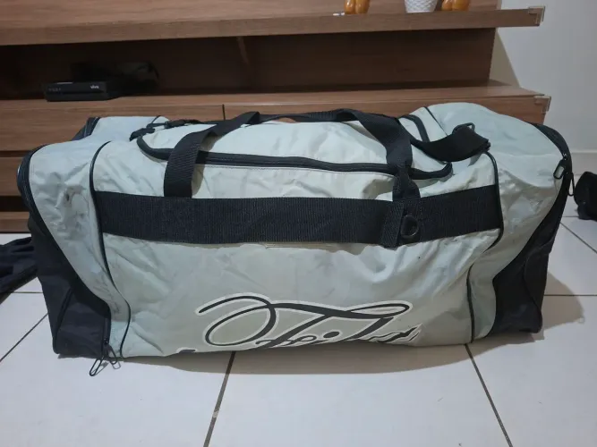Sacola de viagem grande, com 2 Bolsos lateral, q cabe ate travesseiro e mais alguma coisa.