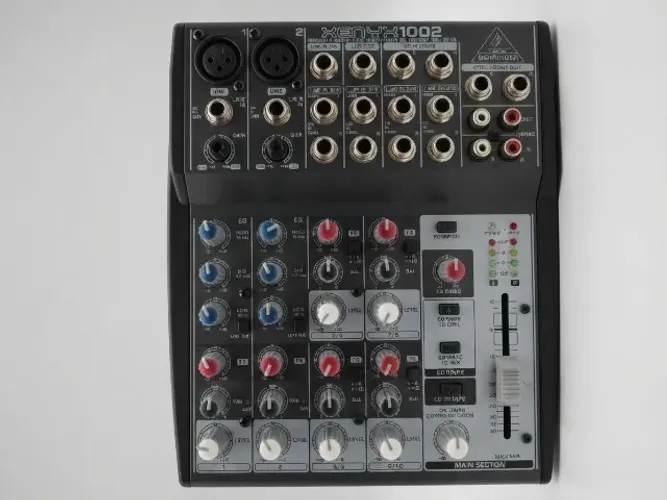 Mesa de Som Behringer XENYX1002