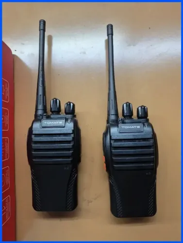 Conjunto com 2 rádios comunicadores e fones Baofeng 777S Novo