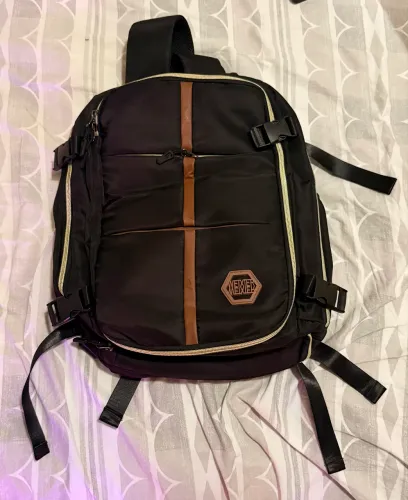 Mochila para viagem cor preta com vários compartimentos