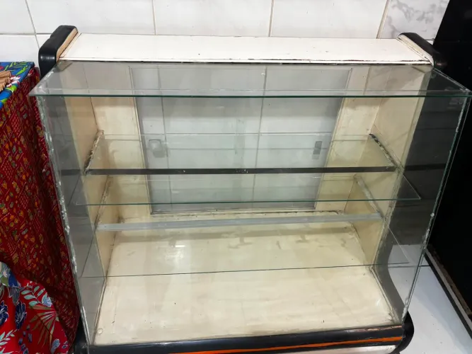 Expositor de vidro usado em bom estado. !! Pra vir buscar e começar o seu empreendimento..
