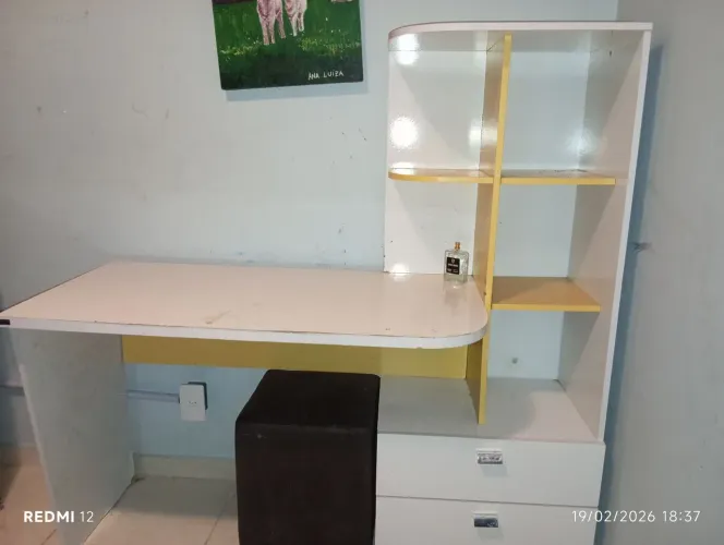 Apresentamos uma mesa perfeita para otimizar o seu espaço de trabalho!