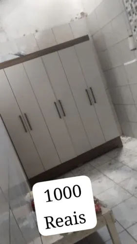 Guarda roupa de casal com 6 portas e puxadores modernos com Detalhes amadeirados.