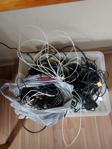 Caixa mixta com carregadores fios e outros.