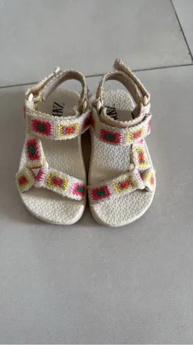 Sandália infantil zara crochê em bom estado