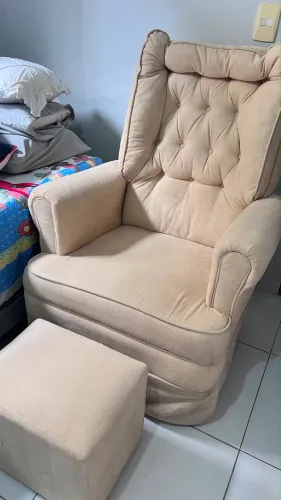 CADEIRA DE AMAMENTAÇÃO COM POOF