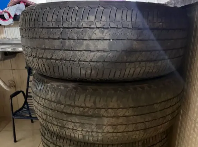Vendo 2 pneus mais ou menos pra S10 aro 16 ... 100 reais os dois *