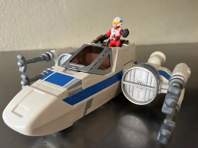 Nave veículo Poe Dameron X-Wing da linha Star Wars Galactic Heroes da Playskool
