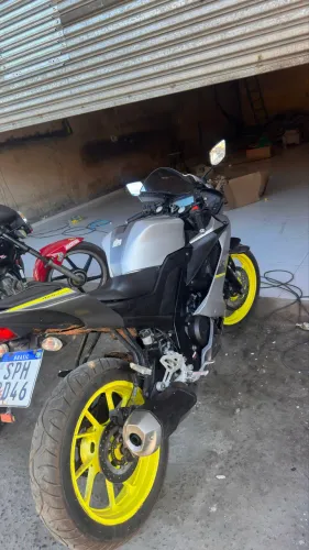 Vendo essa moto R15 !