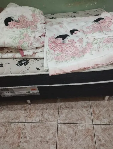 Conjunto de cama casal , 4 peças, sem uso: um lençol, duas fronhas e uma colcha