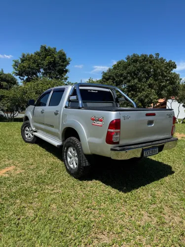 Toyota Hilux CD SRV D4-d 4X4 3.0 TDI Diesel AUT 2011