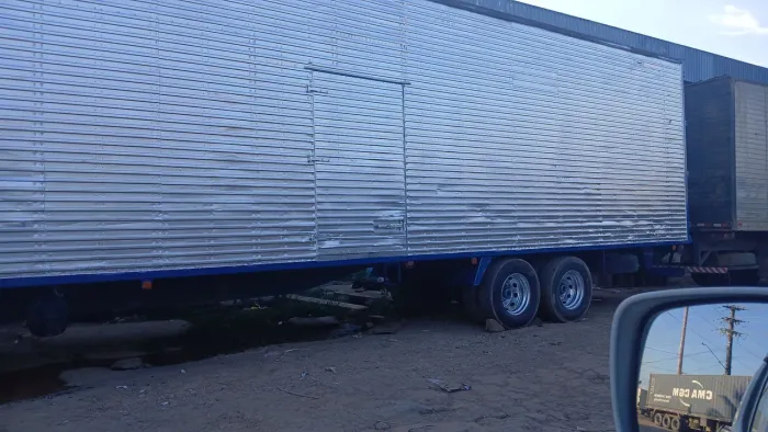 Carreta bau 118 cúbicos