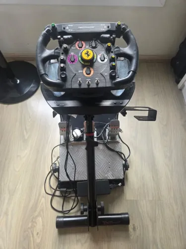 Thrustmaster com aro Ferrari F1 Wheel Add-On ? réplica de volante Ferrari F1