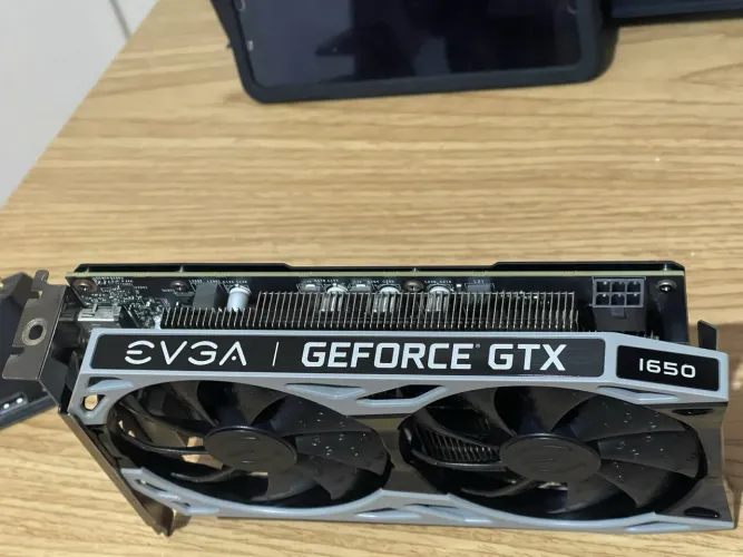 GTX 1650 4GBb EVGa
