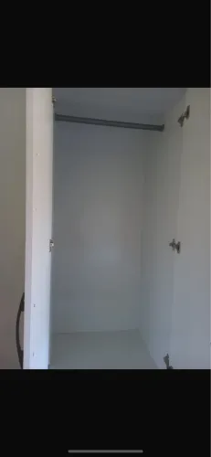 Vende-se esse guarda-roupa de solteiro novinho