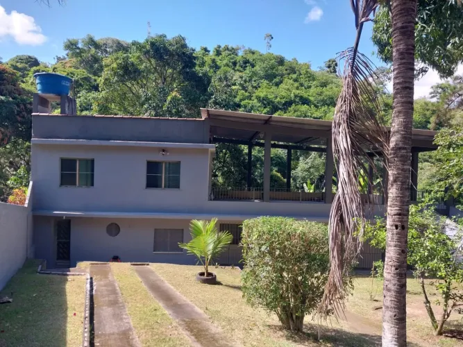 Chácara em Piraí com Piscina, 6 Suítes, Área de Churrasqueira e Casa de Caseiro