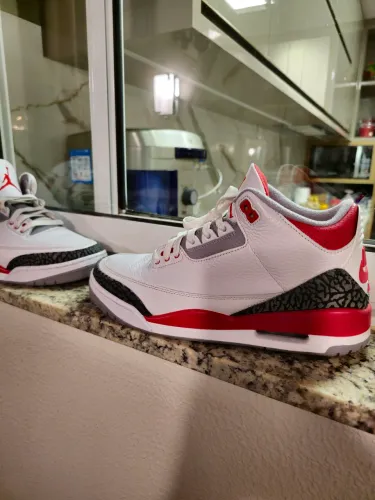 Jordan 4 Fire red