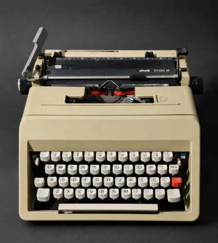 Máquina de Datilografia - Olivetti 45 - Italiana - Em Excelente Estado de Conservação
