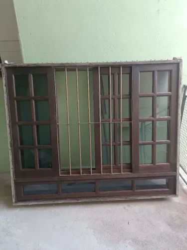 Vendo uma janela madeira maciça