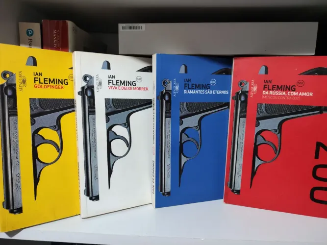 Livros 007: Viva e deixe morrer, Diamantes são eternos, Da Rússia com amor e Goldfinger