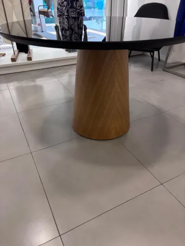 Mesa com tampo preto novíssima 