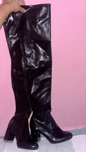 Bota de marca couro novinha